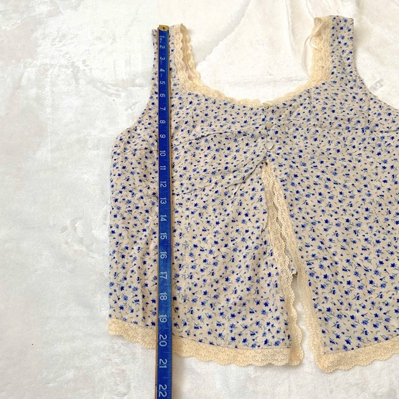 Kirious Floral Lace Trim Top - Picture 3 of 7